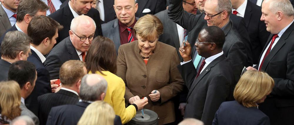 Bundeskanzlerin Angela Merkel und andere Parlamentarier bei der Abstimmung.