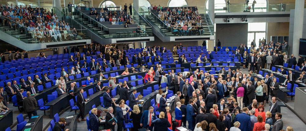 Die Bundestagsabgeordneten versammeln sich zu einer namentlichen Abstimmung zum Bundeswehreinsatz im Mittelmeer im Plenarsaal des Reichstagsgebäudes.