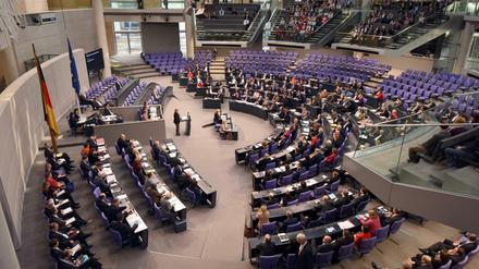 Bundeskanzlerin Angela Merkel (CDU) gibt am 16.12.2015 im Bundestag in Berlin eine Regierungserklärung zum anstehenden EU-Gipfel am 17. und 18. Dezember in Brüssel ab. Foto: Rainer Jensen/dpa (zu dpa "Merkel setzt auf stärkere europäische Terrorbekämpfung" am 16.12.2015) +++(c) dpa - Bildfunk+++
