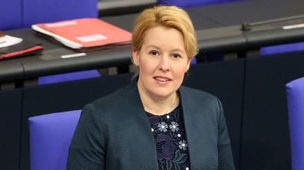Franziska Giffey (SPD), Bundesfamilienministerin, verfolgt im Deutschen Bundestag nach ihrer Rede die Debatte um Familien, Senioren, Frauen und Jugend. 