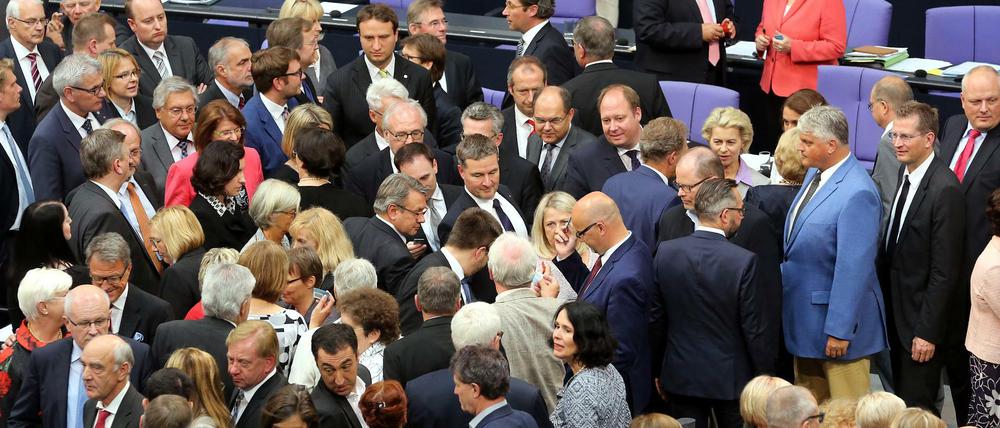 Abgeordnete nehmen während einer Sondersitzung des Deutschen Bundestages an einer Abstimmung teil. 