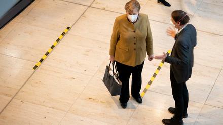 Nach dem Corona-Gipfel: Bundeskanzlerin Angela Merkel und Karl Lauterbach treffen im Bundestag aufeinander.