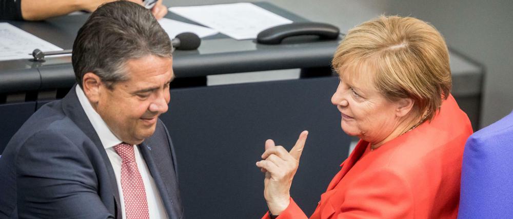 Bundeskanzlerin Angela Merkel (CDU) mit Außenminister Sigmar Gabriel (SPD) nach dessen Rede. 