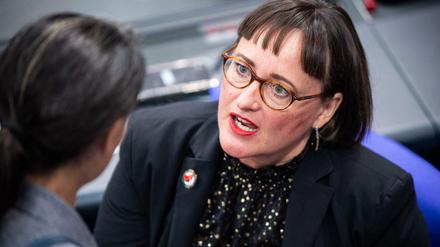 Mit Antifa-Button im Bundestag: die Linken-Bundestagsabgeordnete Martina Renner.