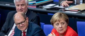 Bundeskanzlerin Merkel (CDU) neben Olaf Scholz (SPD) und Horst Seehofer (CSU)