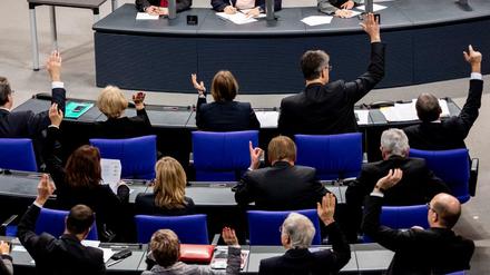 Alle Parteien sind sich einig: Es sitzen zu wenige Frauen im Bundestag. 