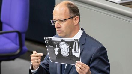 Der Bundestagsabgeordnete Michael Brand (CDU) mit einem Bild des ermordeten Lübcke.