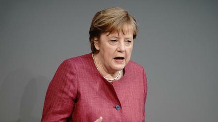 Bundeskanzlerin Angela Merkel (CDU) spricht im Bundestag zu den Abgeordneten.
