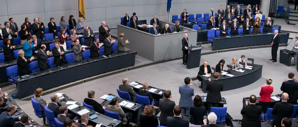 Die AfD bleibt sitzen, die FDP-Abgeordneten daneben spenden stehend François de Rugy Applaus.
