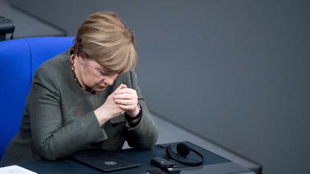 In sich gekehrte Bundeskanzlerin. Angela Merkel am Montag im Plenarsaal des Bundestages.