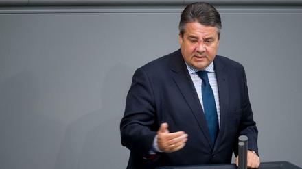 Bundeswirtschaftsminister Sigmar Gabriel (SPD) spricht am 28.04.2016 in Berlin im Bundestag zu den Abgeordneten.