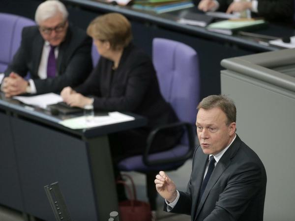 SPD-Fraktionschef Thomas Oppermann spricht am 17.02.2016 im Bundestag in Berlin. Bundeskanzlerin Angela Merkel (CDU) gab zuvor eine Erklärung vor dem EU-Gipfel ab.