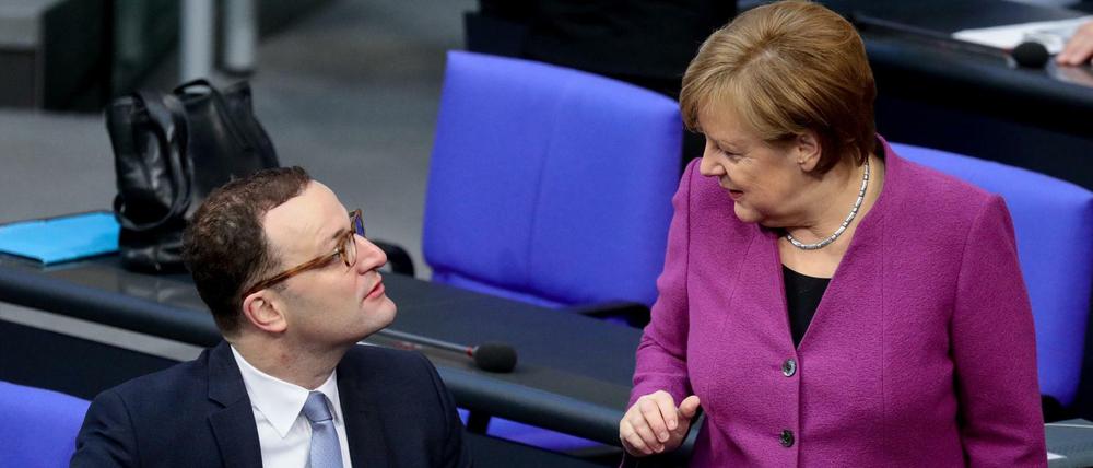 Bundeskanzlerin Angela Merkel und der Parlamentarische Staatssekretär im Finanzministerium, Jens Spahn im Bundestag.