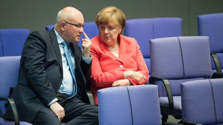 Bundeskanzlerin Angela Merkel und Volker Kauder, Vorsitzender der CDU/CSU-Bundestagsfraktion, müssen noch vier Überzeugungsarbeit leisten.