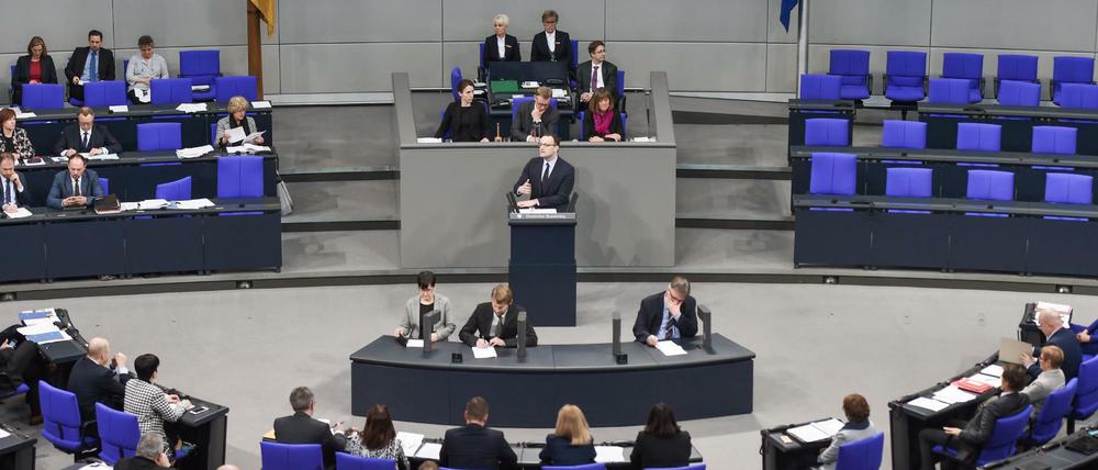 Ein Blick in den Plenarsaal des Bundestags. Am Rednerpult steht Jens Spahn.