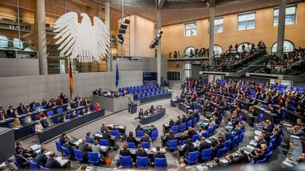 Abgeordnete verfolgen im Bundestag in Berlin eine Debatte im Plenum.