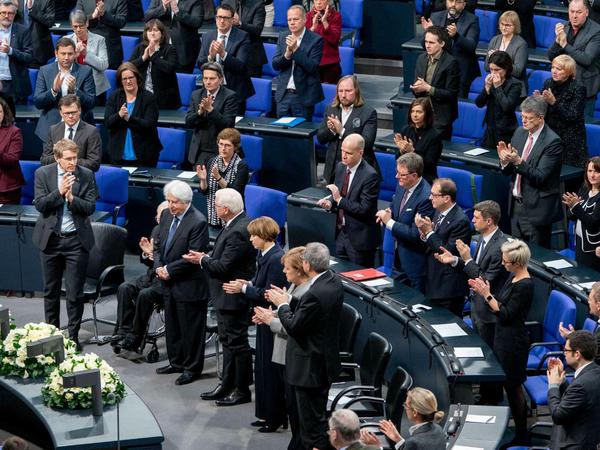 Die Abgeordneten des Bundestages applaudieren dem Historiker Friedländer nach dessen Rede.
