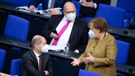 Olaf Scholz, Peter Altmaier und Angela Merkel (von links). 