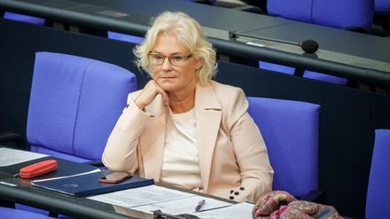 Christine Lambrecht (SPD), Verteidigungsministerin, sitzt sinnierend im Bundestag.
