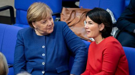 Bundeskanzlerin Angela Merkel (CDU) und Grünen-Chefin Annalena Baerbock (rechts) am Donnerstag im Bundestag.