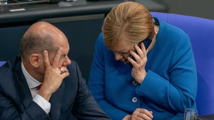 Bundeskanzlerin Angela Merkel (CDU) neben Olaf Scholz (SPD)