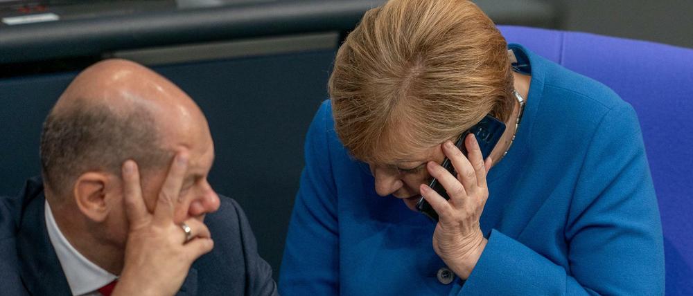 Bundeskanzlerin Angela Merkel (CDU) neben Olaf Scholz (SPD)