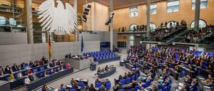 Die 709 Abgeordneten des Bundestages müssen Nebentätigkeiten und -einkünfte bei der Parlamentsverwaltung melden.