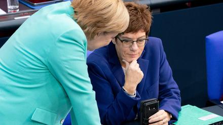 Bundeskanzlerin Angela Merkel (l) und Annegret Kramp-Karrenbauer (beide CDU), Bundesministerin der Verteidigung und CDU-Bundesvorsitzende. 