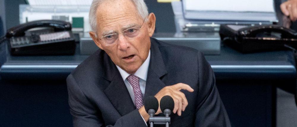 Wolfgang Schäuble will den Fokus auf Integration statt auf Abschiebungen lenken. Unsere Kolumnistin kritisiert das.