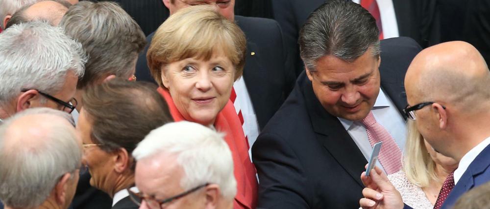 Bundeskanzlerin Angela Merkel und Bundeswirtschaftsminister Sigmar Gabriel stimmen awährend der Sondersitzung des Deutschen Bundestages zu Griechenland-Hilfspaketen in Berlin.´