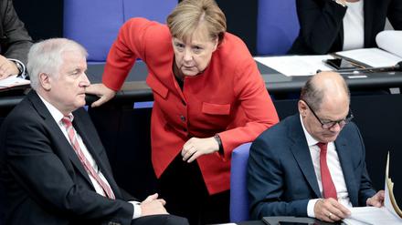 Seehofer (CSU), Merkel (CDU) und Scholz (SPD) bei der Generaldebatte im Deutschen Bundestag.
