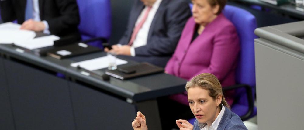 Die AfD-Fraktionsvorsitzende im Bundestag, Alice Weidel, spricht im Bundestag vor Bundeskanzlerin Angela Merkel (CDU).