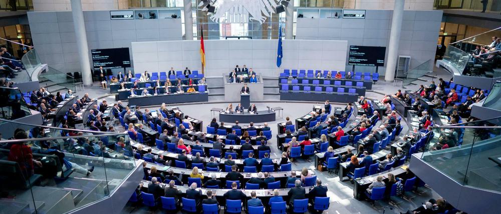 Der Bundestag: Muss er wachsen, um kleiner zu werden? 
