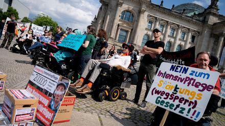 Betroffene demonstrieren vor dem Reichstagsgebäude, am Rande der Sitzung des Bundestags gegen das neue Intensivpflegegesetz.