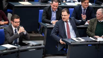 Marco Buschmann (FDP), Jürgen Braun (AfD) und Alexander Gauland (AfD) streiten sich lautstark während der Plenarsitzung.
