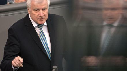 Bundesinnenminister Seehofer steht im Skandal um Vorgänge in der Bremer Bamf-Außenstelle unter Druck.