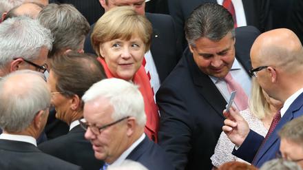 Bundeskanzlerin Angela Merkel zwischen männlichen Polit-Kollegen.