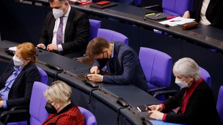 Gesundheitsminister Karl Lauterbach verfolgte die Debatte in der SPD-Fraktion, oft war er aber mehr mit seinem Telefon beschäftigt. 