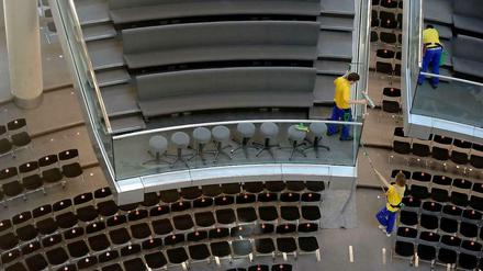 Fensterputzer im Plenarsaal des Bundestages