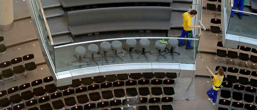 Fensterputzer im Plenarsaal des Bundestages