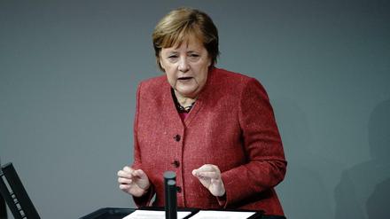 Bundeskanzlerin Angela Merkel spricht während der Generaldebatte zum Bundeshaushalt im Bundestag.