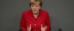 Bundeskanzlerin Angela Merkel (CDU) wehrt sich in der Generaldebatte des Bundestages gegen ihre Kritiker. 