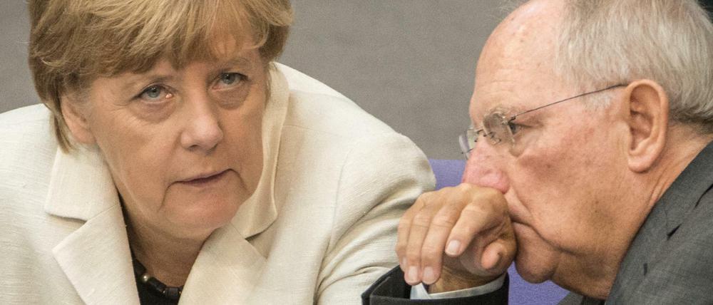 Bundeskanzlerin Angela Merkel (CDU) spricht mit dem damaligen Bundesfinanzminister Wolfgang Schäuble (CDU) Archivbild. 