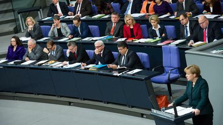 Die Mitglieder des Bundeskabinetts bei einer Rede von Kanzlerin Angela Merkel (CDU).