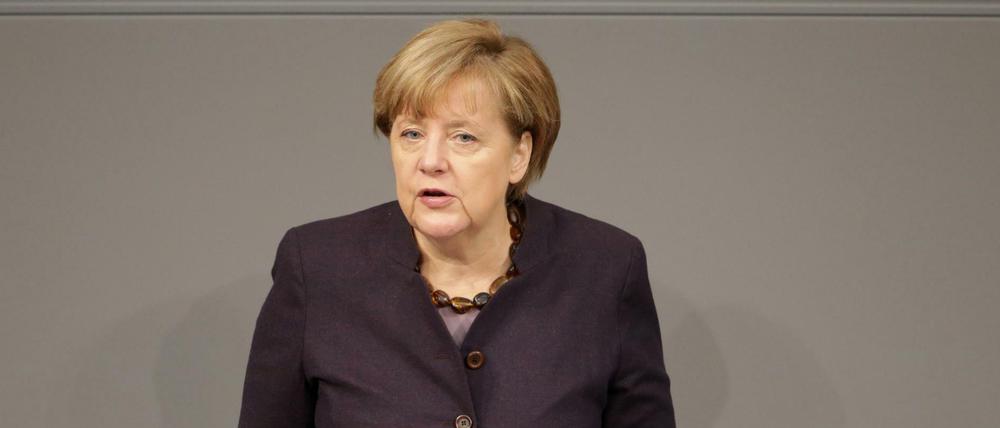 Bundeskanzlerin Angela Merkel (CDU) spricht am 25.11.2015 bei der Haushaltsdebatte im Bundestag in Berlin. 