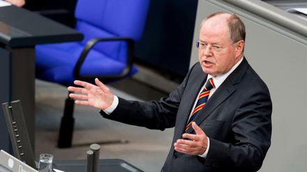 Der Stuhl der Kanzlerin blieb leer, der Rest des Haues applaudierte heftig: Peer Steinbrück bei seiner letzten Rede im Bundestag.