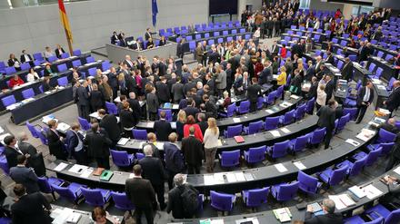 Die Parlamentarier des Deutschen Bundestages stimmen über eine automatische Anpassung ihrer Diäten ab. 