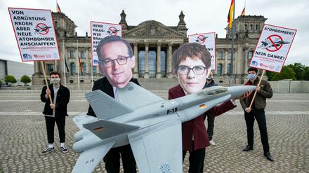 Eine Demonstration gegen die geplante Anschaffung von F-18-Kampfflugzeugen des US-Herstellers Boeing für die Bundeswehr. 