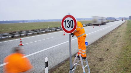 Mehr als die Hälfte der Deutschen ist für ein Tempolimit auf Autobahnen.