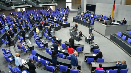 Wie viele sollen es sein? Der Bundestag hat aktuell 709 Abgeordnete, auch wenn wegen Corona derzeit das Plenum dünn besetzt ist.